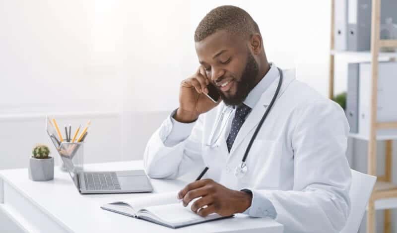 how_does_telemedicine_work african american doctor giving telemedicine services