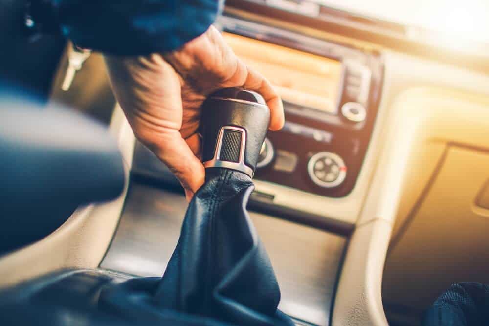 cambio manuale ingranaggi su un bastone in una trasmissione manuale vs automatico